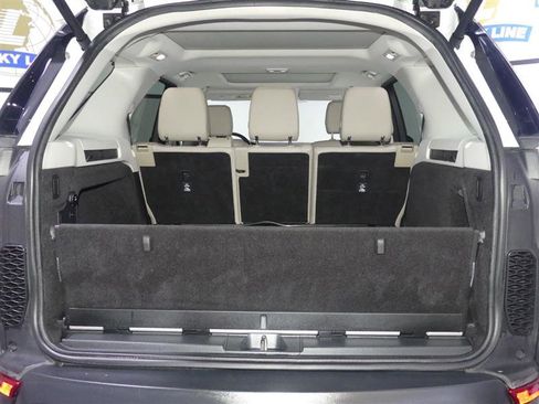 Used 2017 Land Rover Discovery HSE image 9