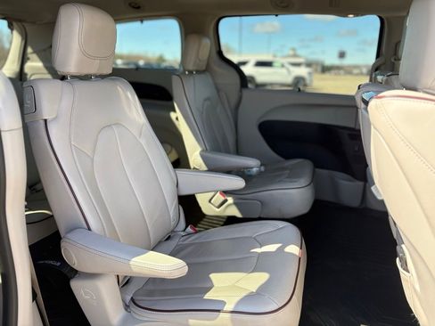 Used 2017 Chrysler Pacifica Limited w/ UConnect Theater Package FWD image 27