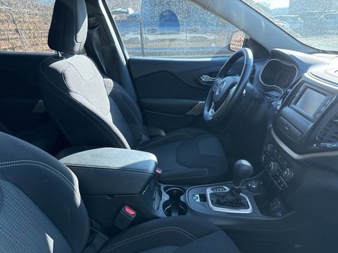 Used 2017 Jeep Cherokee Latitude w/ Cold Weather Group image 10