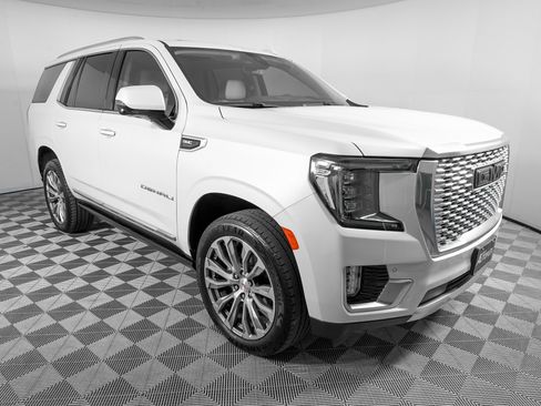 Used 2021 GMC Yukon Denali w/ Denali Premium Package image 3