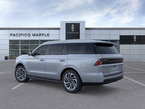 New 2026 Lincoln Navigator Premiere image 4