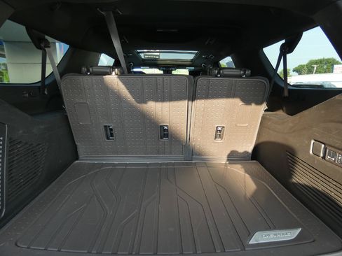 Certified 2024 Chevrolet Suburban High Country w/ Advanced Technology Package AWD/4WD image 17