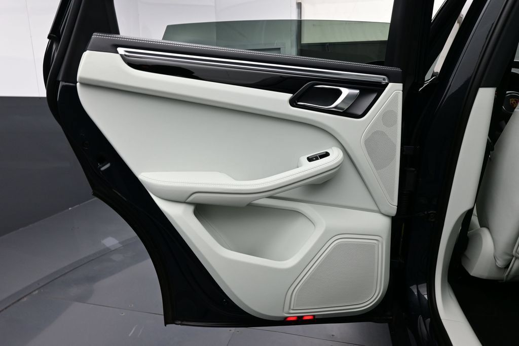 Certified 2023 Porsche Macan S AWD/4WD image 13
