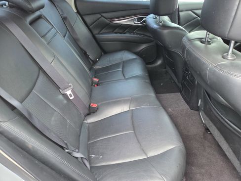 Used 2016 INFINITI Q70 3.7 RWD image 13