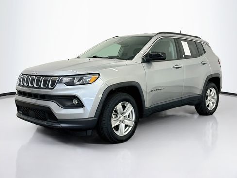 Used 2022 Jeep Compass Latitude w/ Convenience Group AWD/4WD image 3