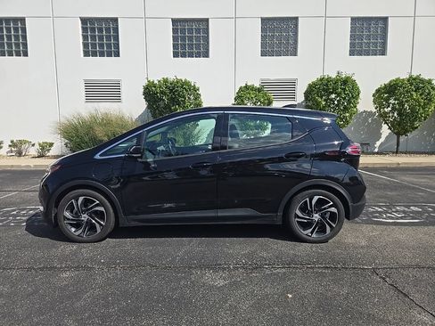 Used 2023 Chevrolet Bolt LT w/ Infotainment Package FWD image 5