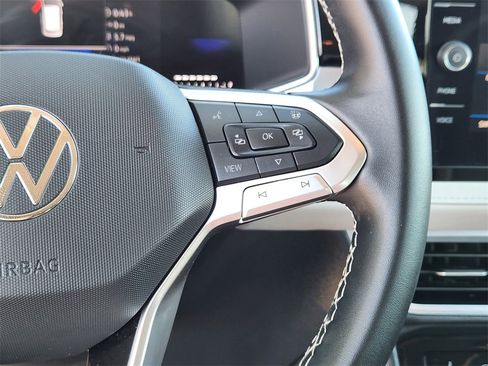 Used 2025 Volkswagen Taos SE image 9