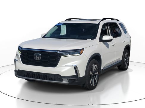 Used 2023 Honda Pilot Touring image 3