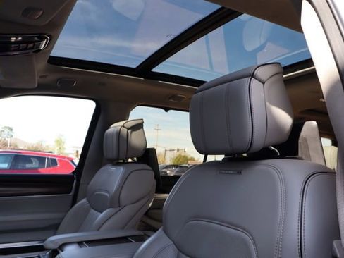 Used 2024 Jeep Grand Wagoneer Series II w/ Convenience Group III AWD/4WD image 31