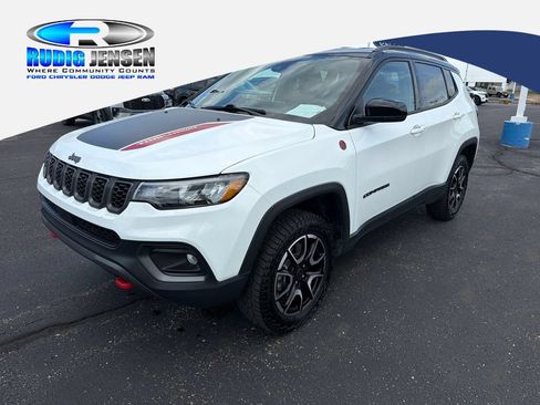 Used 2025 Jeep Compass Trailhawk AWD/4WD image 1