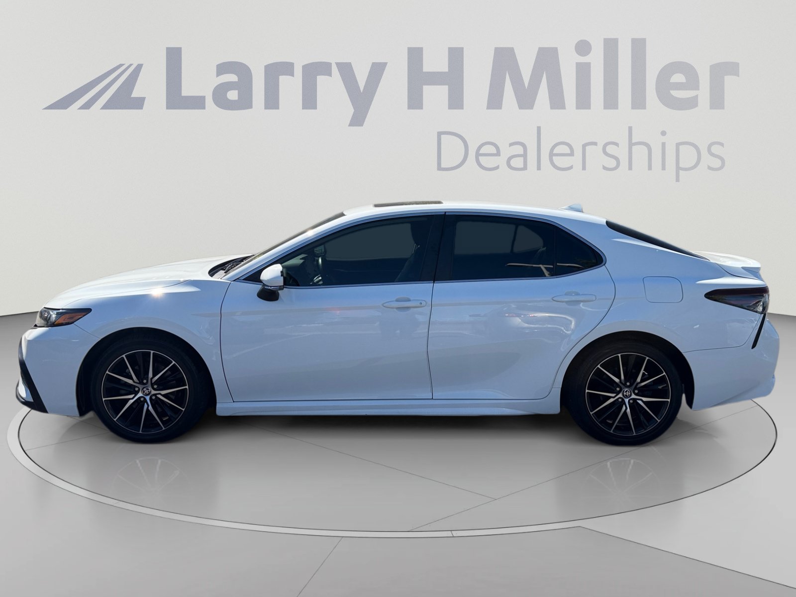 Used 2021 Toyota Camry SE w/ Convenience Package FWD image 2