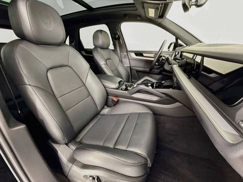 Certified 2024 Porsche Cayenne AWD/4WD image 29