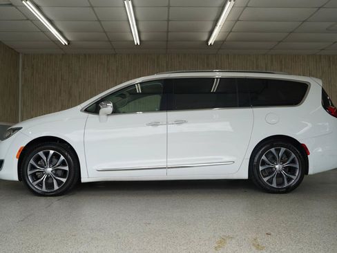 Used 2017 Chrysler Pacifica Limited w/ UConnect Theater Package FWD image 5