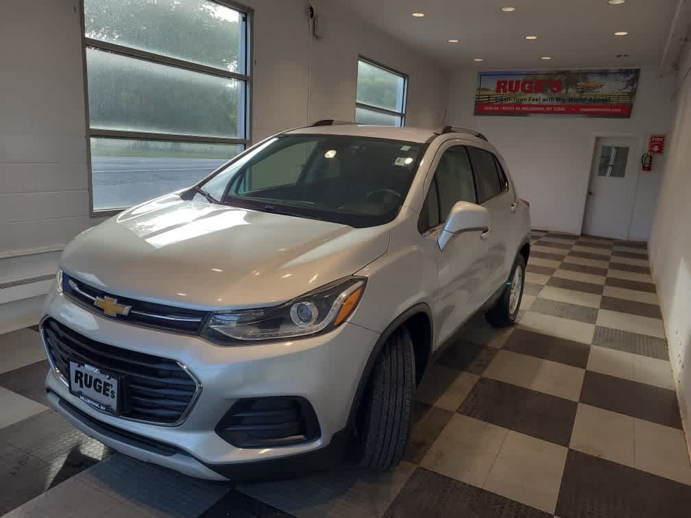 Used 2020 Chevrolet Trax LT w/ Driver Confidence Package FWD image 2