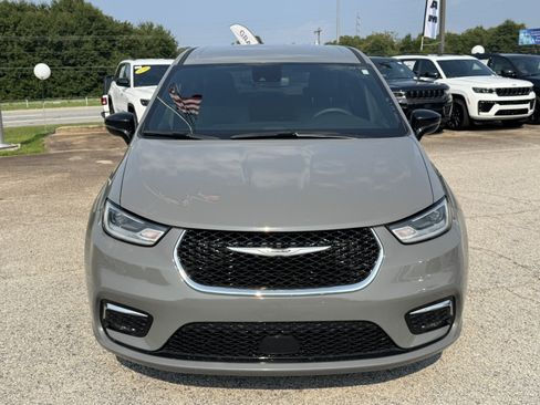 Used 2025 Chrysler Pacifica Select FWD image 2