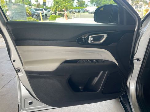 Used 2025 Jeep Compass Limited image 18