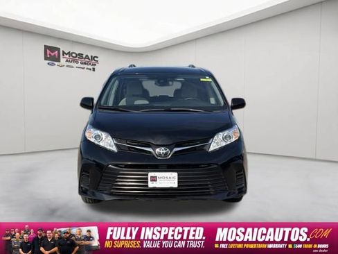 Used 2018 Toyota Sienna LE w/ Carpet Mat Package AWD/4WD image 2