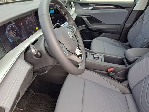 New 2025 Volkswagen Tiguan SE image 18