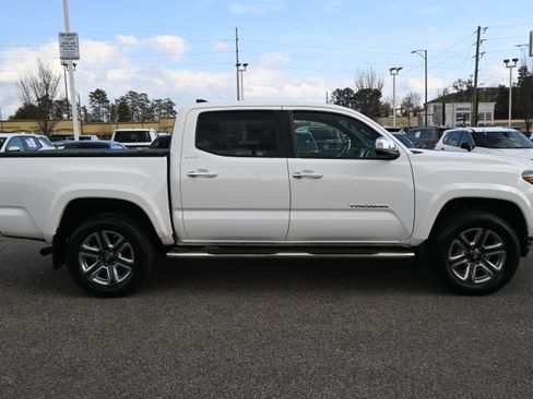 Used 2019 Toyota Tacoma Limited image 12