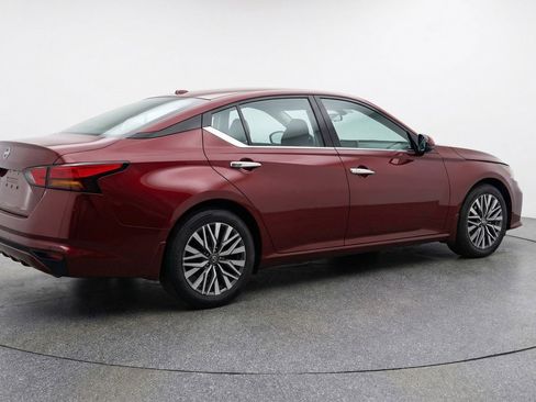 Used 2025 Nissan Altima 2.5 SV image 9