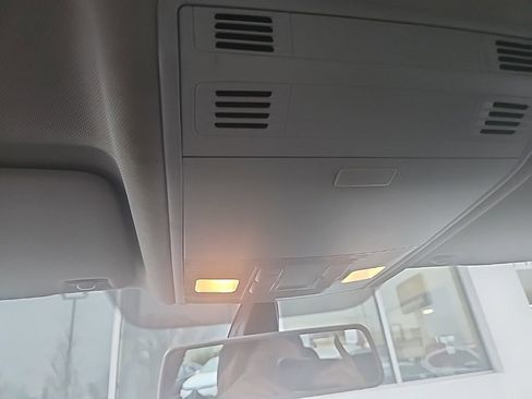 Used 2018 Volkswagen Golf SE image 17