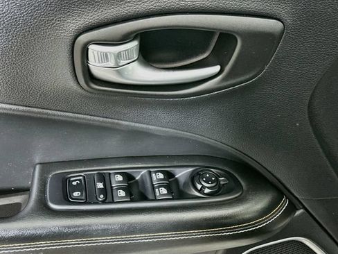 Used 2018 Jeep Compass Latitude w/ Cold Weather Group AWD/4WD image 22