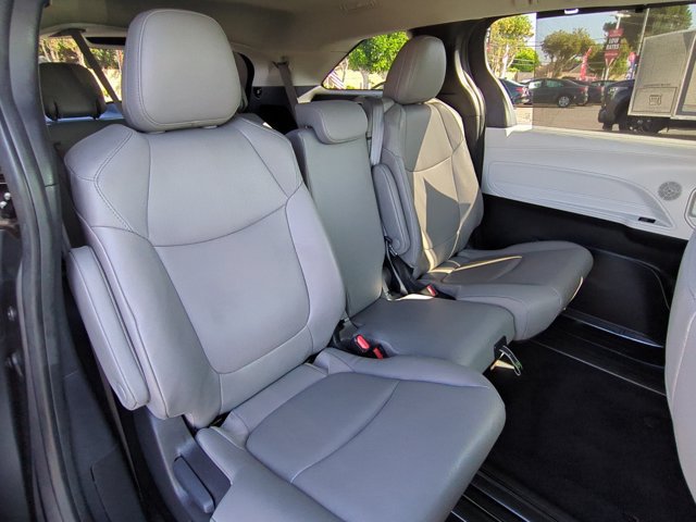 Used 2025 Toyota Sienna XLE FWD image 7