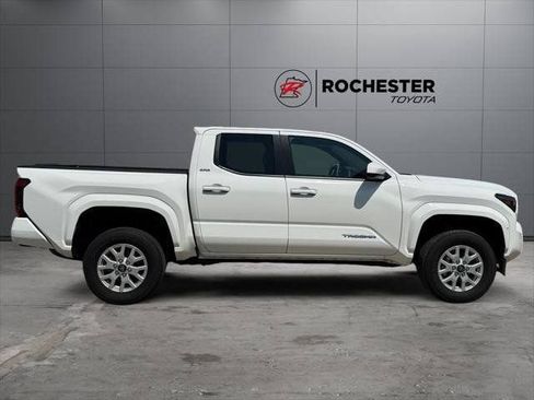 Certified 2025 Toyota Tacoma SR5 AWD/4WD image 33