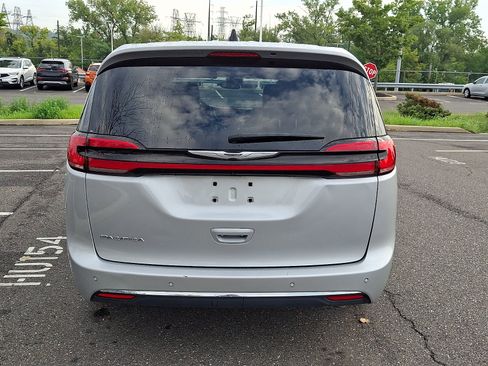 Used 2024 Chrysler Pacifica Touring-L FWD image 5