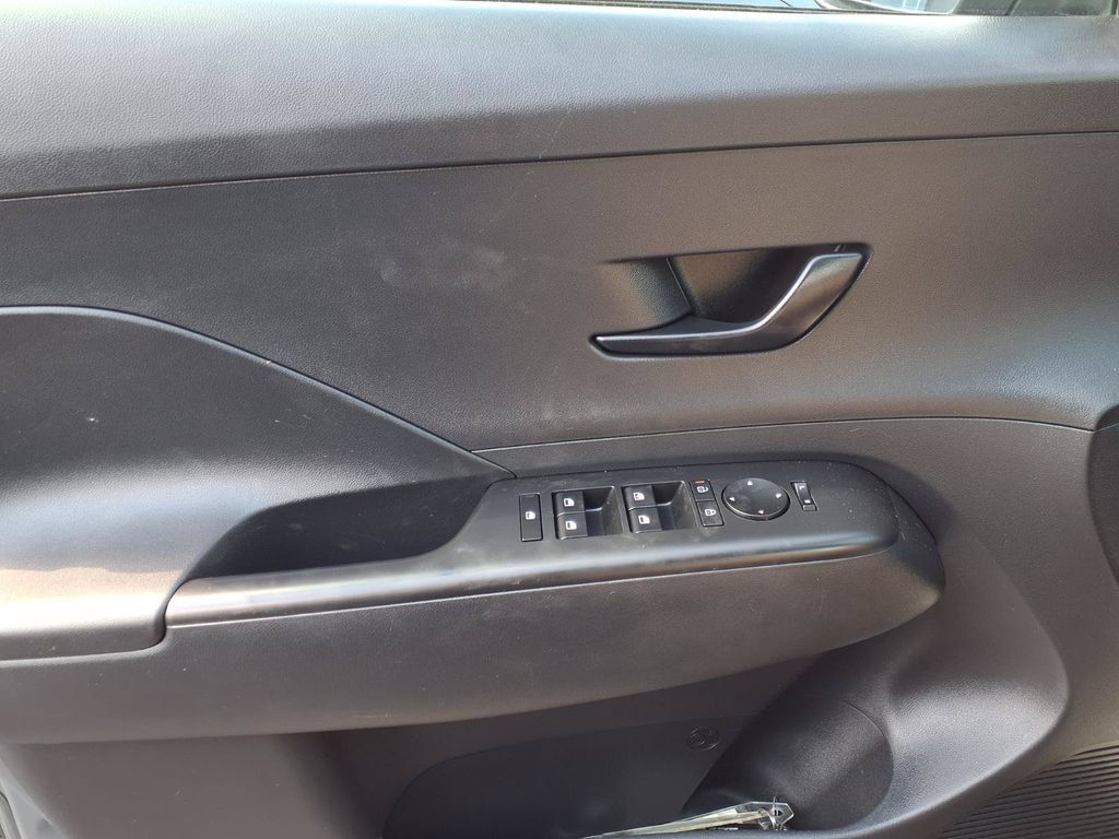 Used 2025 Hyundai Kona SEL AWD/4WD image 18