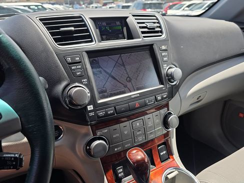 Used 2012 Toyota Highlander Limited w/ Tow Pkg FWD image 30