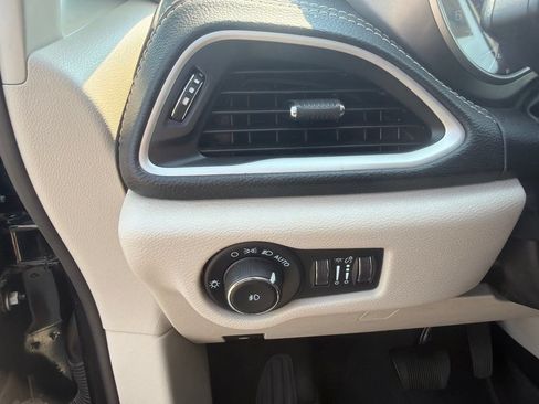 Used 2023 Chrysler Pacifica Touring-L w/ Uconnect Theater Family Group AWD/4WD image 14