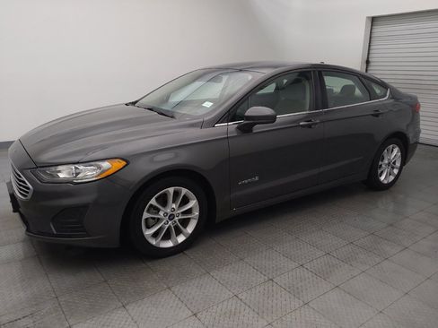 Used 2019 Ford Fusion SE FWD image 2