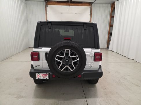 Used 2024 Jeep Wrangler Unlimited Sahara w/ Technology Group AWD/4WD image 4