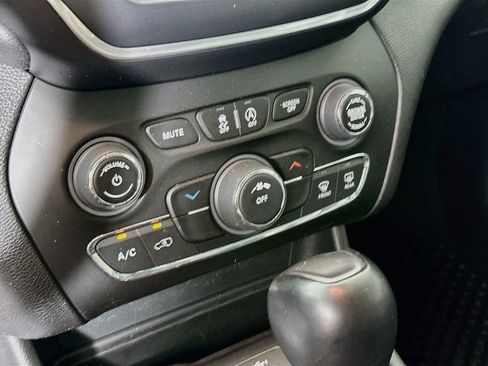 Certified 2022 Jeep Cherokee Latitude AWD/4WD image 23