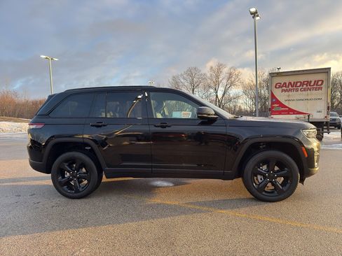 New 2025 Jeep Grand Cherokee Altitude AWD/4WD image 4