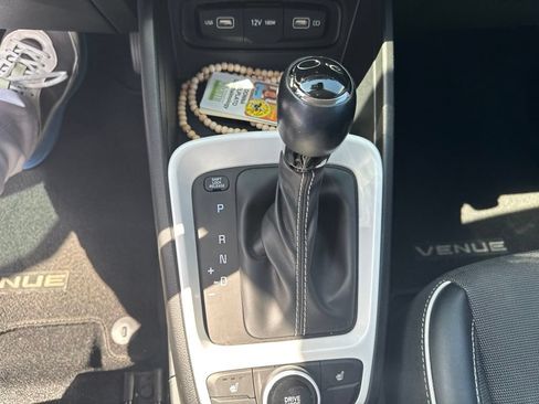 Used 2022 Hyundai Venue Limited FWD image 28