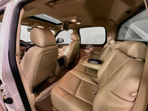 Used 2011 Chevrolet Avalanche LTZ RWD image 4