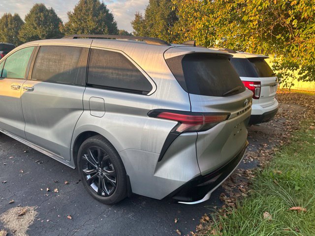 Used 2023 Toyota Sienna XSE FWD image 5