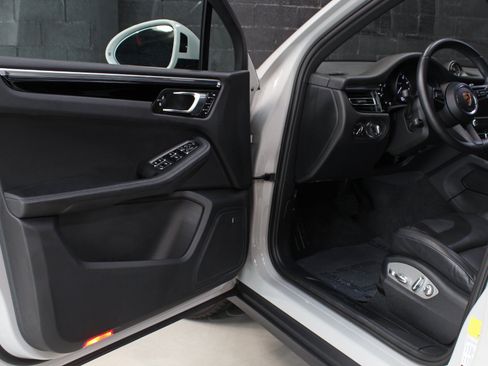 Used 2025 Porsche Macan w/ Premium Package Plus AWD/4WD image 27