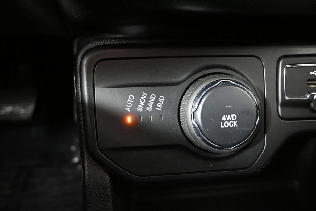 Used 2018 Jeep Renegade Latitude w/ Cold Weather Group AWD/4WD image 31