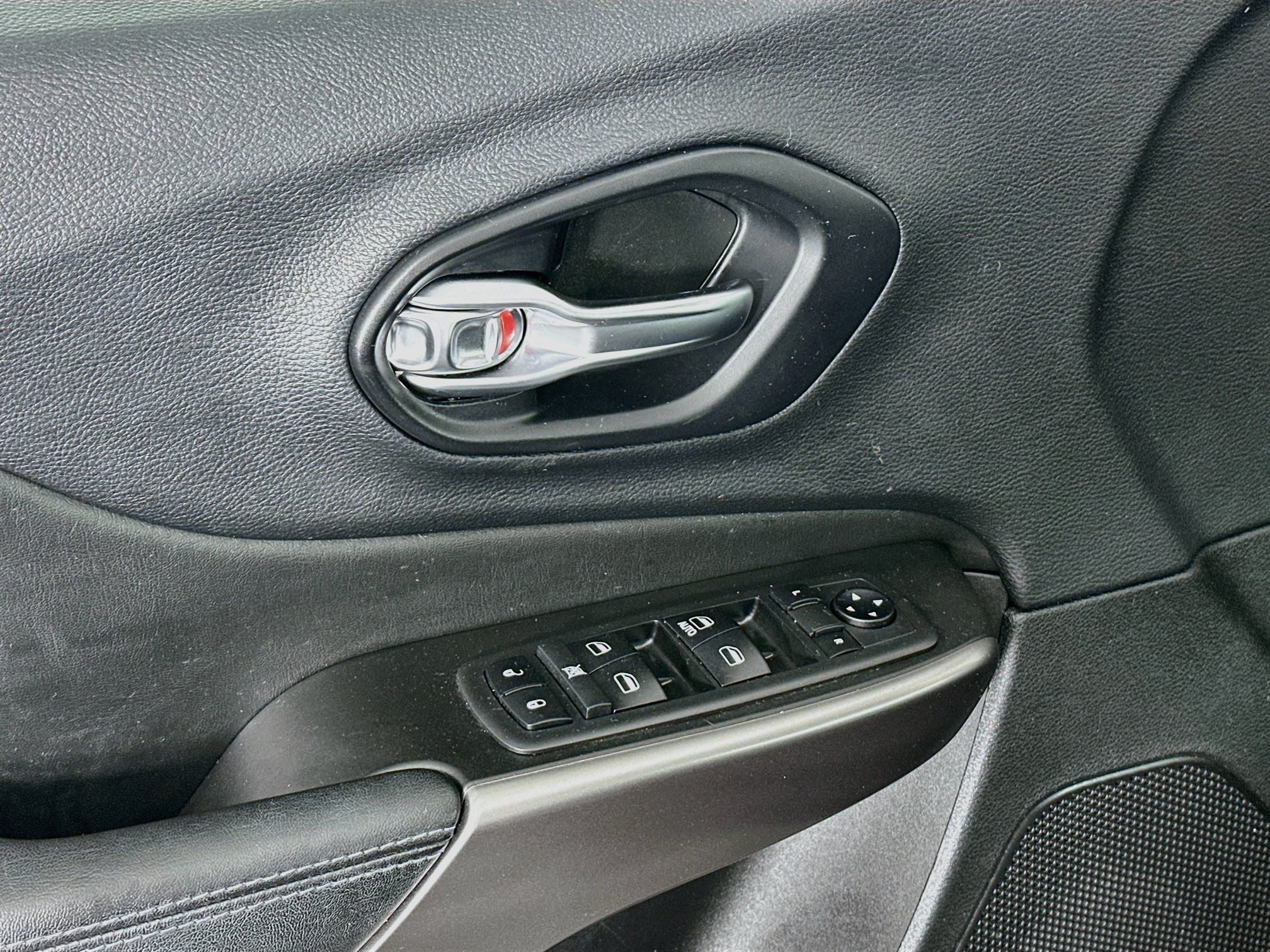 Used 2019 Jeep Cherokee Latitude w/ Popular Appearance Group FWD image 15