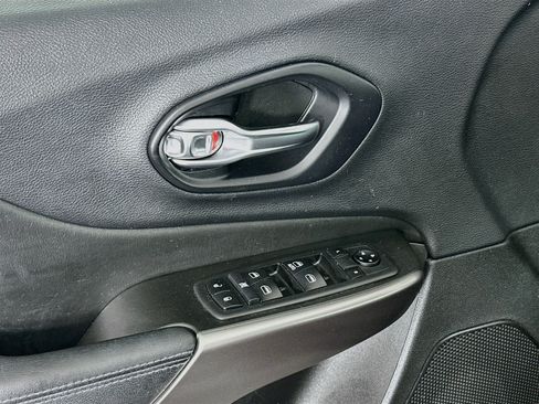 Used 2019 Jeep Cherokee Latitude w/ Popular Appearance Group FWD image 15