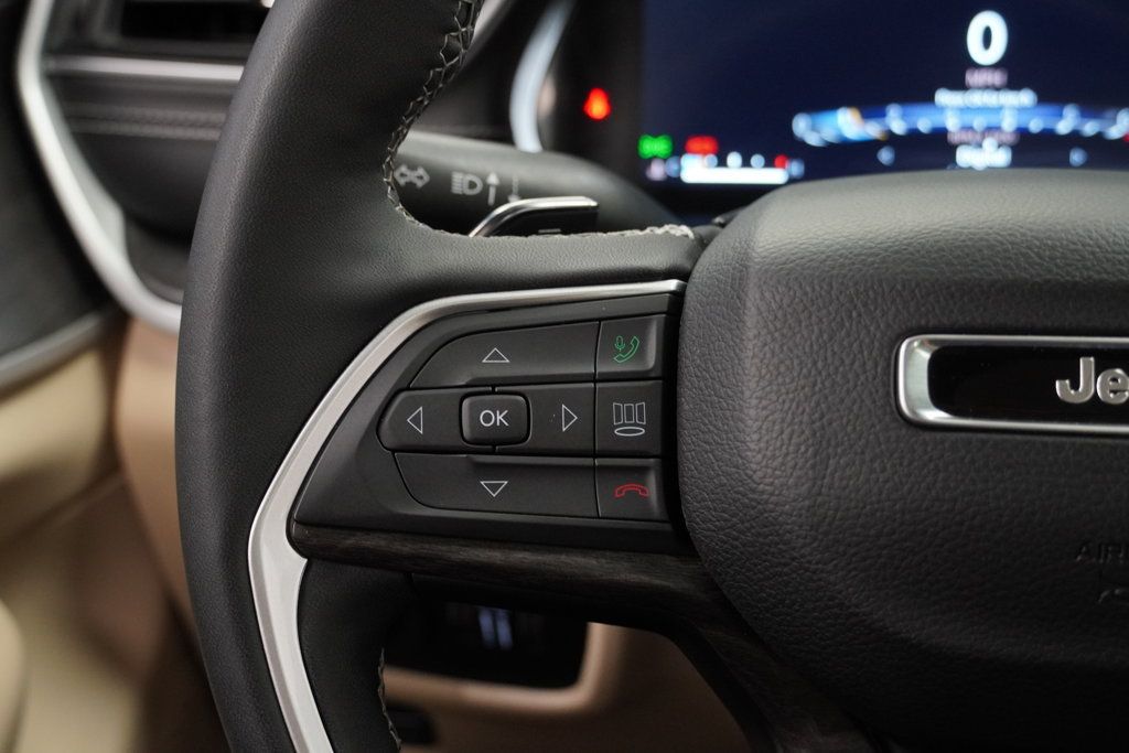 Certified 2025 Jeep Grand Cherokee Limited AWD/4WD image 32
