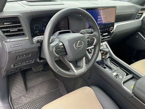 Used 2025 Lexus GX 550 image 4