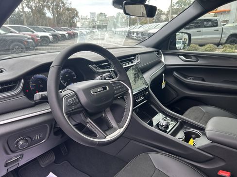 New 2025 Jeep Grand Cherokee Altitude image 15