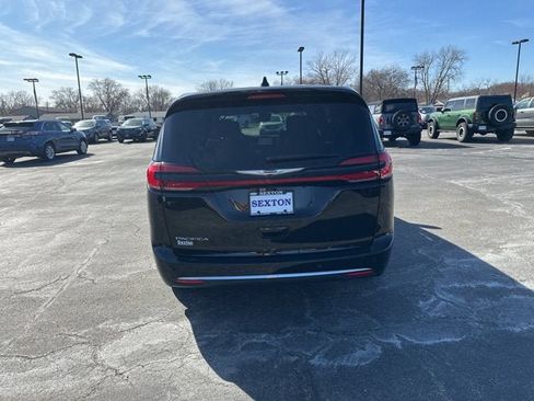 Used 2025 Chrysler Pacifica Select FWD image 8