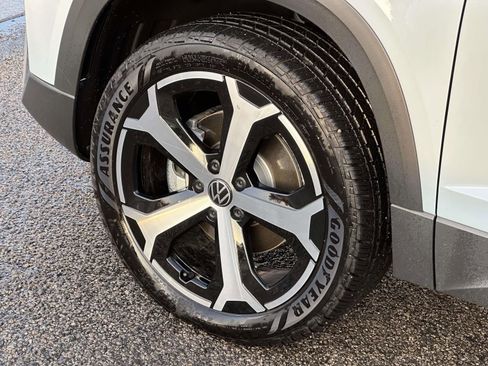 Certified 2025 Volkswagen Taos SEL image 7