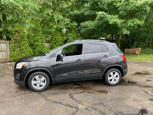 Used 2016 Chevrolet Trax LT w/ LPO, Cargo Package FWD image 2