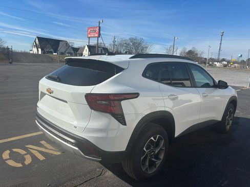 Used 2025 Chevrolet Trax LT w/ Driver Confidence Package image 18